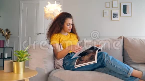 女孩读杂志而机器人带来她的果汁未来主义概念视频的预览图