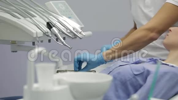 漂亮女人牙科诊所检查牙齿视频的预览图