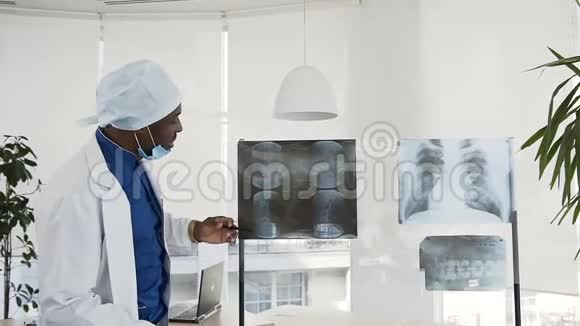 男医生在医院检查一个病人的x光视频的预览图