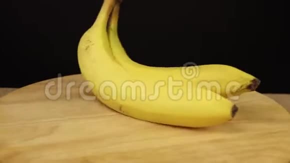 2根香蕉在木架上360度旋转视频的预览图
