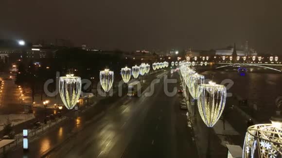 圣诞节时克里姆林宫和莫斯科河的全景被照亮视频的预览图