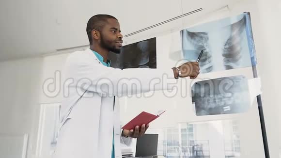 医生检查医院病人肺部的x光片视频的预览图