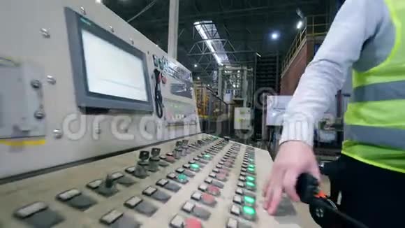 工业控制面板和两名工程师在一个现代化的工厂地板附近交谈视频的预览图