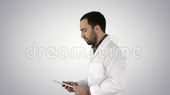 保健医疗和技术医生与病人交谈使用平板电脑梯度背景视频的预览图