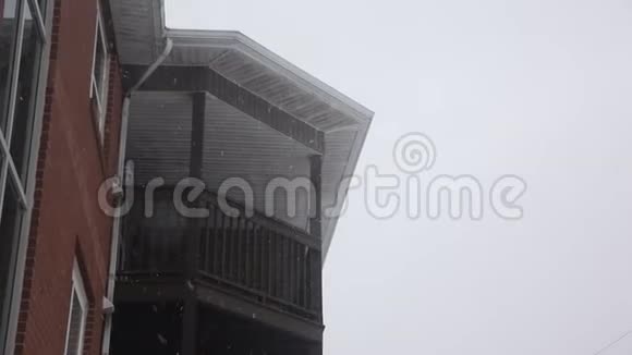 冬季飞雪公寓视频的预览图