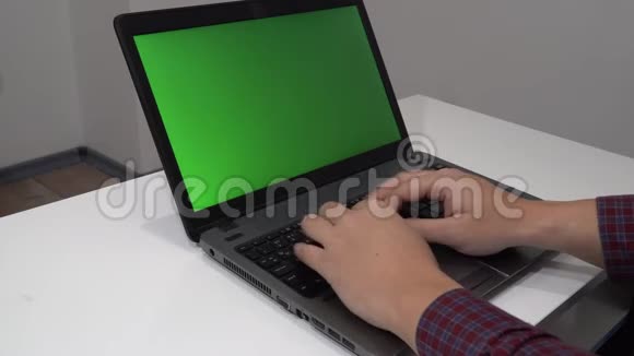 上面是一个人在笔记本电脑上打字视频的预览图