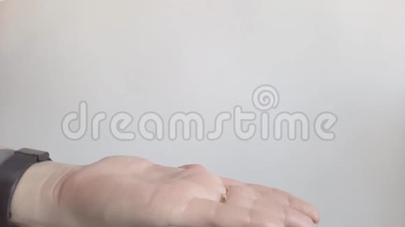 在白色背景上用防腐剂透明凝胶擦拭手视频的预览图