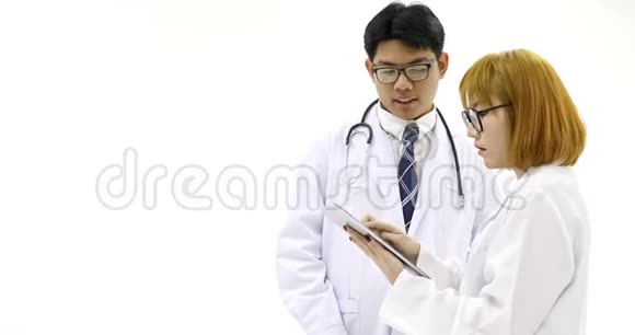 亚洲女医生用药片和男医生谈论病人病情视频的预览图