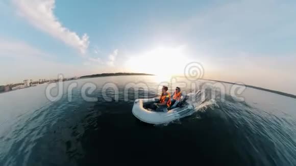 两个人乘充气船过河视频的预览图