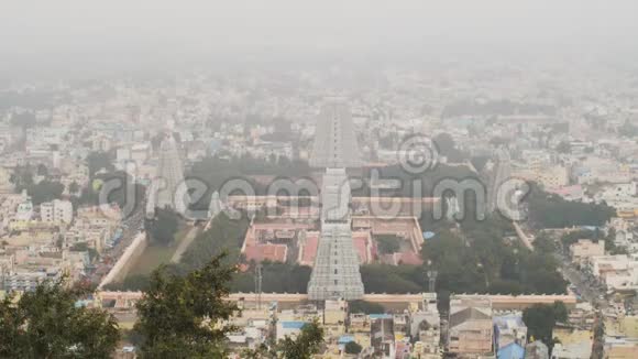 在雾蒙蒙的日子印度的提鲁万纳马拉希瓦寺的俯视图从神圣的亚洲地标发射的全景无人机视频的预览图