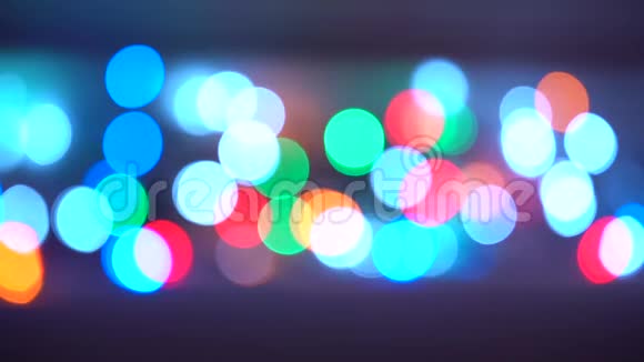 我的电影摘要模糊了夜晚的圣诞灯光背景模糊了新年派对背景的彩色灯光视频的预览图