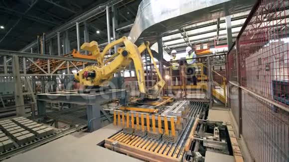 机器人工业设备由现代工厂的两名工程师控制视频的预览图