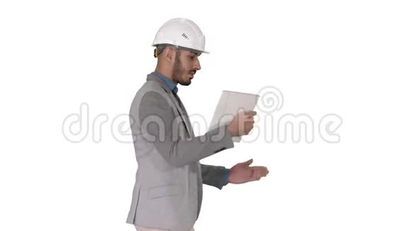 这位时髦的工程师用平板电脑打视频电话显示他在白色背景下的工作结果视频的预览图