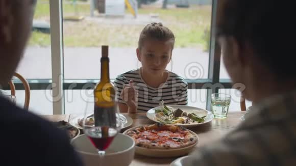 关注女孩和家人在咖啡馆吃饭视频的预览图