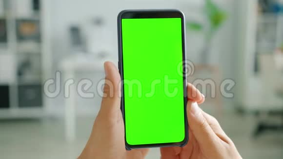 绿色屏幕色度键智能手机在公寓里握着我的男性手视频的预览图