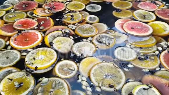 做一杯覆盖的葡萄酒饮料在橘子柠檬葡萄柚和豆蔻上做特写这些橘子在热水表面煮开CC视频的预览图