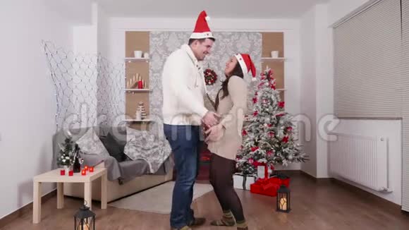 快乐的舞蹈情侣一起度过圣诞夜视频的预览图