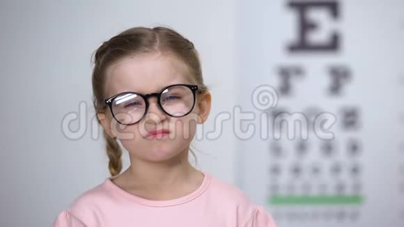 不高兴的女孩摘下眼镜不舒服的眼镜架糟糕的镜头视频的预览图