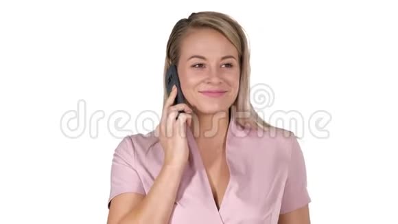 嘲笑金发女商人在白色背景下有一个有趣的电话对话视频的预览图