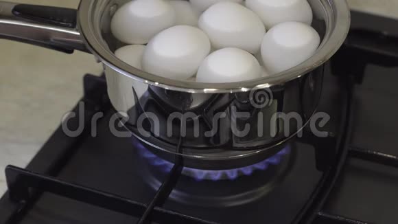 在煤气炉上用金属锅煮白鸡蛋早餐烹饪视频的预览图