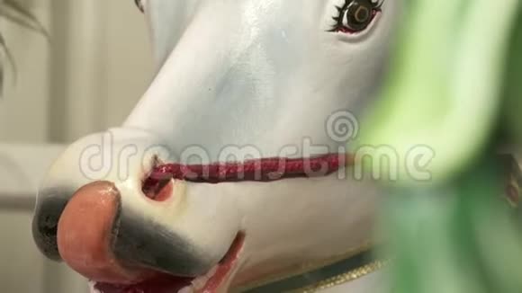公牛舔唇雕像视频的预览图