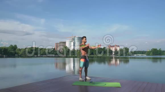 胸部裸露的肌肉男进行健身运动视频的预览图