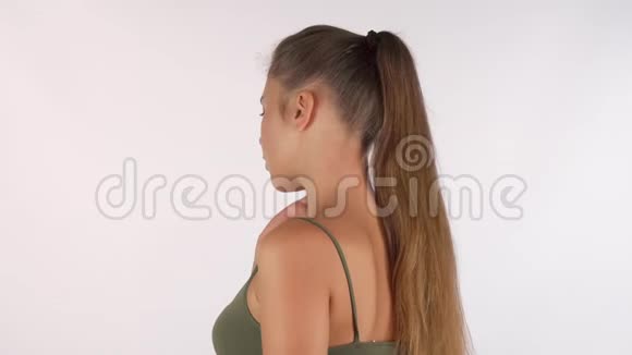 年轻女子在脖子后面摩擦关节疼痛视频的预览图