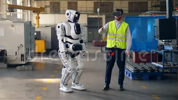 男工程师戴着VR眼镜控制机器人视频的预览图