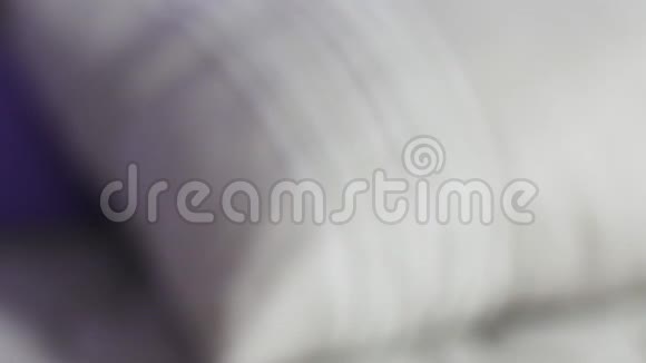 一个亚麻柔软的枕头与设计师刺绣躺在床上环保材料视频的预览图