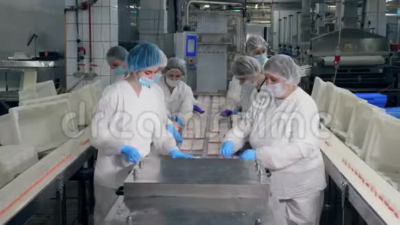 女雇员包装鱼食的工厂房舍视频的预览图