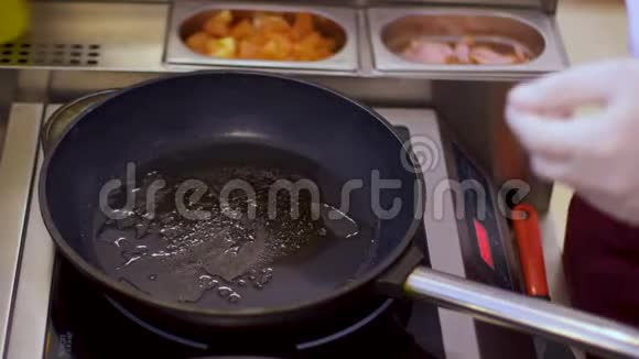 厨师用橄榄油在平底锅中烹制阳光充足的鸡蛋视频的预览图