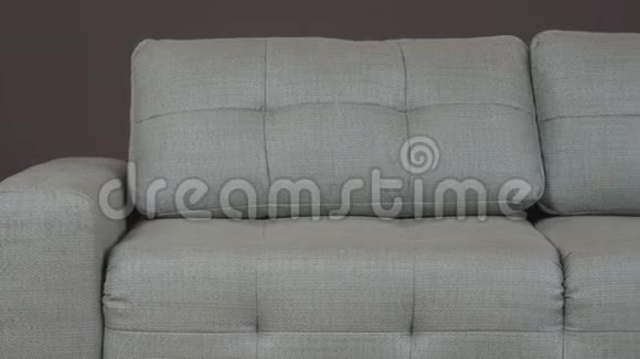 经典沙发灰色纺织装潢完全融入内部视频的预览图