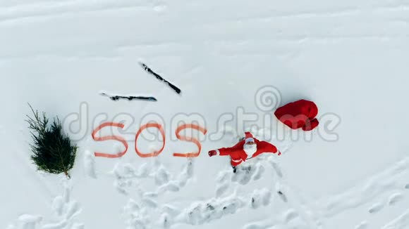 圣诞老人站在雪地里呼救视频的预览图