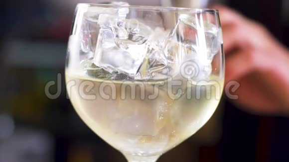 鸡尾酒开胃酒spritz的制作过程将橙酒倒入玻璃中视频的预览图
