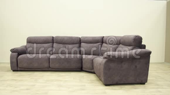 角绒紫色沙发舒适的内部极简主义公寓视频的预览图