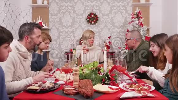 一家人聚集在餐桌旁的圣诞盛宴视频的预览图