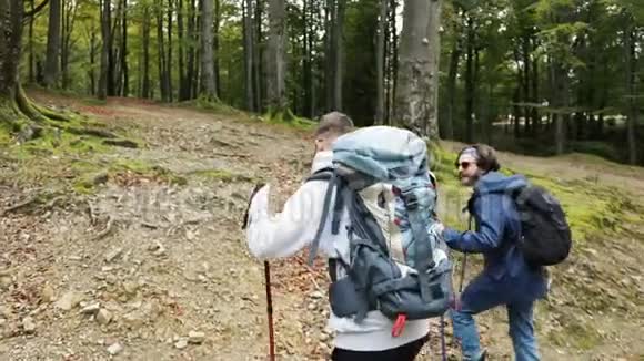 男人去森林远足视频的预览图