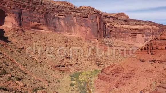 Dran在大峡谷峡谷中飞回那里有红色的岩层和干涸的河床视频的预览图