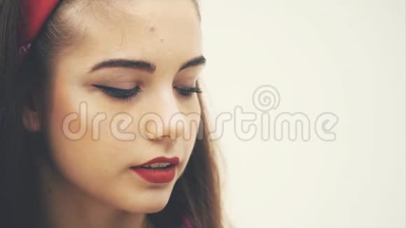 一张美丽可爱的年轻女孩的嘴脸品尝着诱人的美味奶油苹果视频的预览图