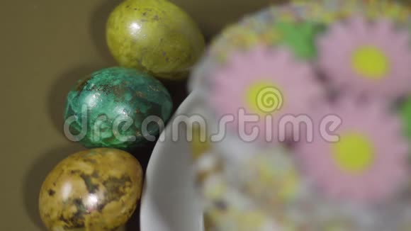 复活节蛋糕软糖花洒上面的花装饰好的鸡蛋重点关注视频的预览图