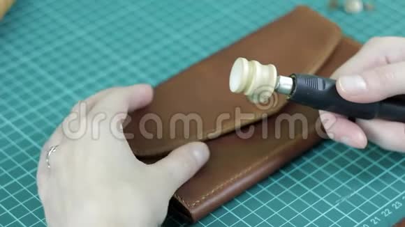 抛光电动工具特写皮革制品视频的预览图