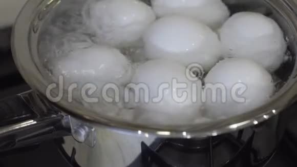 在煤气炉上用开水煮鸡蛋早餐烹饪视频的预览图