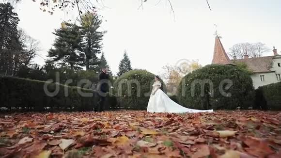 年轻新婚夫妇的第一眼在老城堡前见面新娘和新郎视频的预览图