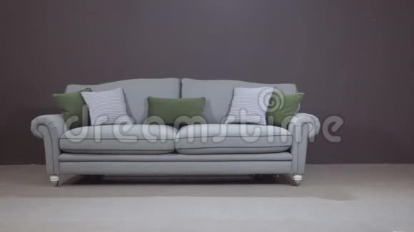 最简约的灰色沙发带有天然填充物的绿色装饰枕头视频的预览图