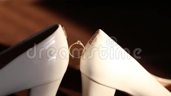 结婚戒指在女人白鞋上新娘白鞋上漂亮结婚戒指视频的预览图