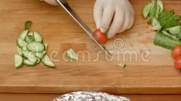 男厨师用锋利的刀切割番茄板视频的预览图