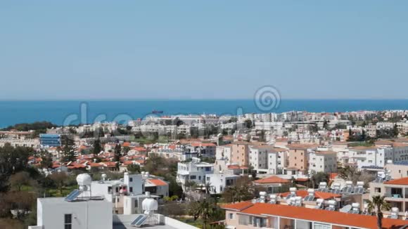 带白色建筑的度假区从鸟瞰地平线上有大海从观景台到市中心的海景视频的预览图
