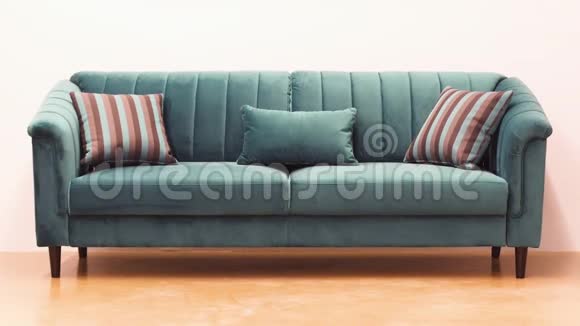 绿松石天鹅绒沙发带有装饰性的柔软条纹枕头视频的预览图