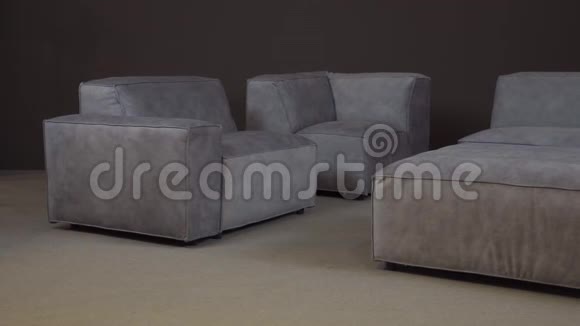 简约的角落沙发配有丰富的天鹅绒室内装潢和舒适的搁脚凳视频的预览图