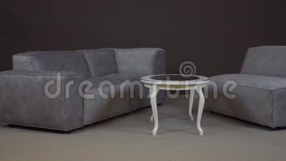 极简式角落沙发配有丰富的天鹅绒室内装潢和现代餐桌视频的预览图